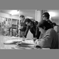 Philippe Gavi, Fabien Roland-Levy, Jean-Claude Zagdoun, Alain Dugrand, Serge July, février 1980, rue de Lorraine ( © Photo Christian Poulin - 0439)